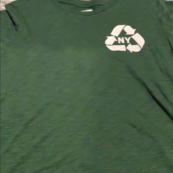 A green t shirt with NY - - Picture 1 of 3